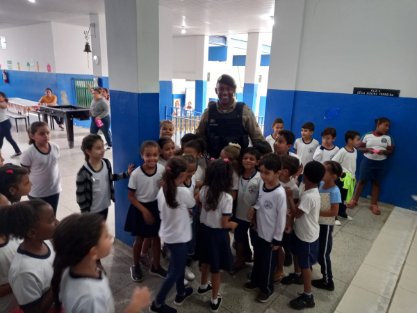 Escolas de Luminárias recebem visita da PMMG