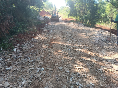 Prefeitura realiza manilhamento de estrada na região dos Costas