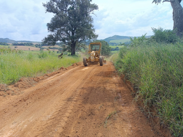 Prefeitura realiza manutenção de estradas na região do Mata Boi