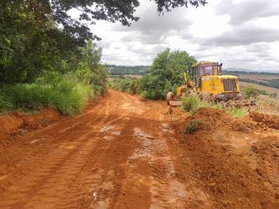 Prefeitura realiza manutenção de estradas na região do Canavial