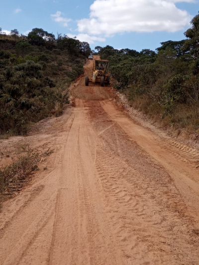 Equipe de estradas realiza manutenção na região do Mandembe