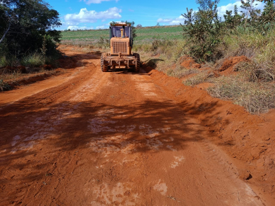 Equipe da Prefeitura de Luminárias realiza manutenção de estradas rurais em mais 03 regiões